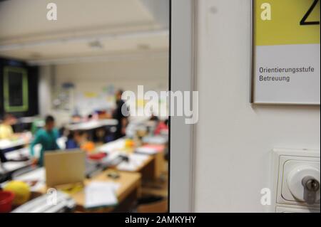 Schultypunabhängige Orientierungsstufe im Schulzentrum in der Quiddestraße in Neuperlach: Im Bild Geographieunterricht mit 2 Lehrern in einer 5. Klasse den ganzen Tag. [Automatisierte Übersetzung] Stockfoto