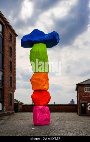 "Liverpool Berg 'Gravitation - deying Skulptur des Schweizer Künstlers Ugo Rondinone sitzt in Mermaid Innenhof außerhalb der Tate Liverpool in der Royal Albert Dock. Stockfoto