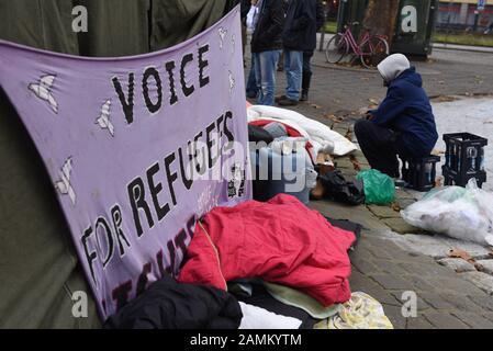 Knapp 30 Asylbewerber aus ganz Bayern campen vor der Matthäuskirche am Sendlinger-Tor-Platz und protestieren mit einem Hungerstreik gegen die Residenzpflicht und ein Bleiberecht in Deutschland. Im Vordergrund ein Banner mit der Aufschrift "Stimme für Flüchtlinge". [Automatisierte Übersetzung] Stockfoto