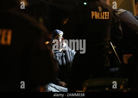 Polizeibeamte räumen in der Münchner Innenstadt ein Lager von hungernden Asylbewerbern. Etwa 30 Asylbewerber aus ganz Bayern campen seit 5 Jahren vor der Matthäuskirche am Sendlinger-Tor-Platz und protestieren mit einem Hungerstreik gegen die Residenzpflicht und ein Bleiberecht in Deutschland. [Automatisierte Übersetzung] Stockfoto