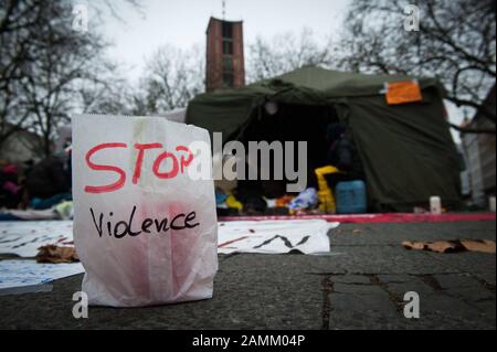 Etwa 30 Asylbewerber aus ganz Bayern campen vor der Matthäuskirche am Sendlinger-Tor-Platz und protestieren mit einem Hungerstreik gegen die Residenzpflicht und ein Bleiberecht in Deutschland. Im Vordergrund steht der Slogan "Gewalt oben". [Automatisierte Übersetzung] Stockfoto