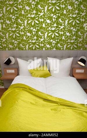 Doppelbett im "Hotel im Bunker" im ehemaligen Hochbunker an der Lautenschlägerstraße in Allach. [Automatisierte Übersetzung] Stockfoto