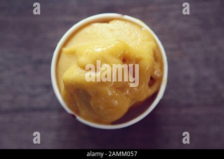 In der Eisdiele del Fiore am Gärtnerplatz wird das Eis mehrmals am Tag frisch zubereitet. Eiscremes aus der Del Fiore Serie. Im Bild: MANGO-LIMONGRAS. [Automatisierte Übersetzung] Stockfoto