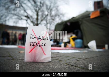 Etwa 30 Asylbewerber aus ganz Bayern campen vor der Matthäuskirche am Sendlinger-Tor-Platz und protestieren mit einem Hungerstreik gegen die Residenzpflicht und ein Bleiberecht in Deutschland. [Automatisierte Übersetzung] Stockfoto