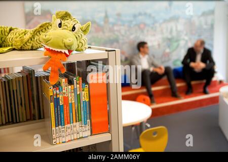 Die Kreisbibliothek Westend in den neuen Räumlichkeiten in der Schießstättstraße auf der Schwanthalerhöhe. Das Bild zeigt ein Regal mit Kinderbüchern. [Automatisierte Übersetzung] Stockfoto