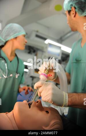 Medizinstudenten trainieren die Behandlung von Patienten im Operationssaal des Simulationszentrums für angehende Ärzte an der Klinik rechts der Isar an einer Mannequin-Puppe namens "Detlef Nothinger". [Automatisierte Übersetzung] Stockfoto