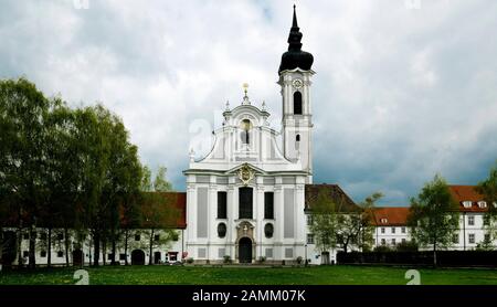 Die Rokoko-Kollegiatkirche St. Maria des ehemaligen Augustiner-Chorherrenstifts in Dießen am Ammersee. [Automatisierte Übersetzung] Stockfoto
