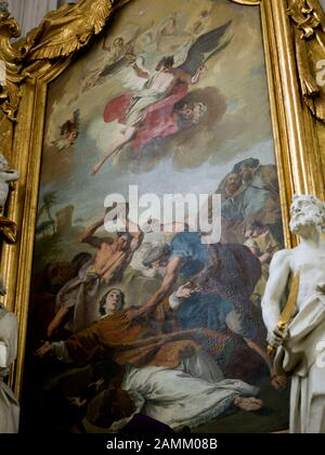 Innenansicht der Rokoko-Kollegiatkirche St. Maria des ehemaligen Augustiner-Klosters in Dießen am Ammersee. Im Bild ein Altarbild mit der Steinigung des heiligen Stephanus von G.B. Tiepolo in einem der Seitenaltäre. [Automatisierte Übersetzung] Stockfoto