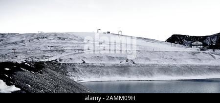 Stausee am oberen Sudelfeld für künstliche Schneematsche im Skigebiet Sudelfeld bei Bayerischzell. [Automatisierte Übersetzung] Stockfoto