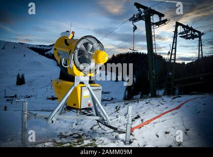 Schneekanone im Skigebiet Sudelfeld bei Bayerischzell. [Automatisierte Übersetzung] Stockfoto