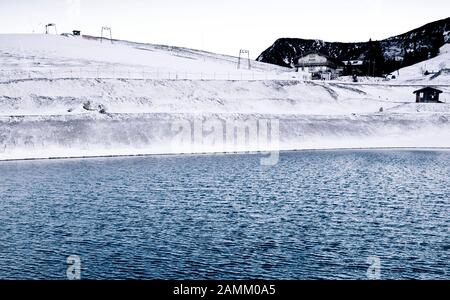 Stausee am oberen Sudelfeld für künstliche Schneematsche im Skigebiet Sudelfeld bei Bayerischzell. [Automatisierte Übersetzung] Stockfoto