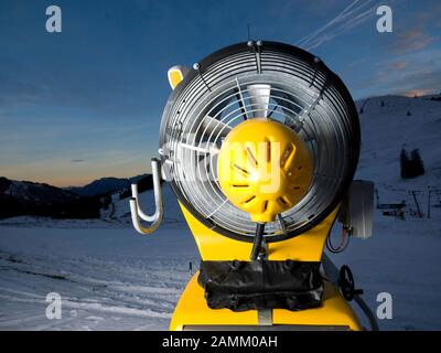 Schneekanone im Skigebiet Sudelfeld bei Bayerischzell. [Automatisierte Übersetzung] Stockfoto