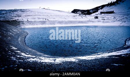 Stausee am oberen Sudelfeld für künstliche Schneematsche im Skigebiet Sudelfeld bei Bayerischzell. [Automatisierte Übersetzung] Stockfoto