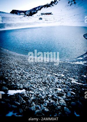 Stausee am oberen Sudelfeld für künstliche Schneematsche im Skigebiet Sudelfeld bei Bayerischzell. [Automatisierte Übersetzung] Stockfoto