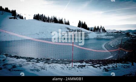 Stausee am oberen Sudelfeld für künstliche Schneematsche im Skigebiet Sudelfeld bei Bayerischzell. [Automatisierte Übersetzung] Stockfoto