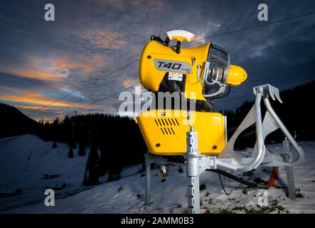 Schneekanone im Skigebiet Sudelfeld bei Bayerischzell. [Automatisierte Übersetzung] Stockfoto