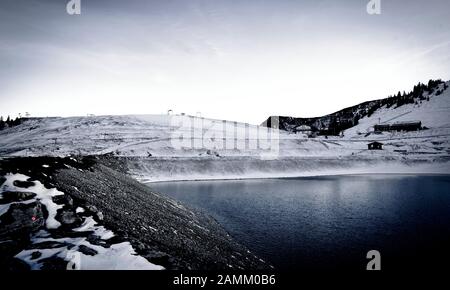 Stausee am oberen Sudelfeld für künstliche Schneematsche im Skigebiet Sudelfeld bei Bayerischzell. [Automatisierte Übersetzung] Stockfoto