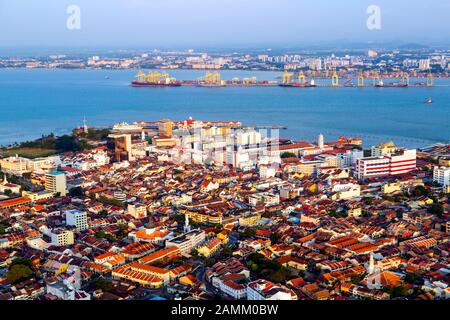 Luftaufnahme der Stadt Georgetown von der Spitze des Komtar Towers in Georgetown, Penang Island, Malaysia mit Blick auf Butterworth und die Stra Stockfoto