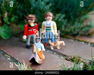 Verschiedene Familienkonstellationen, dargestellt durch Playmobil-Figuren. Im Bild: Adoptivfamilie. [Automatisierte Übersetzung] Stockfoto