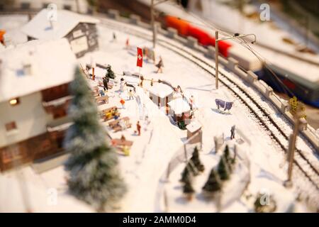 Modelleisenbahnlandschaft im Untergeschoss der Kantine von Kruss Maffei. Mitarbeiter haben in den 60er Jahren einen Verein für Modelleisenbahnen gegründet. Im Laufe der Jahrzehnte entstanden ein Sommer und eine Winterlandschaft liebevoll im Detail. [Automatisierte Übersetzung] Stockfoto