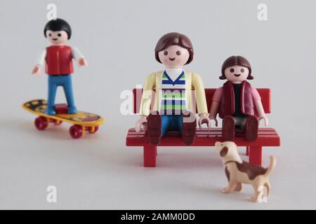 Verschiedene Familienkonstellationen, dargestellt durch Playmobil-Figuren. Im Bild: Alleinerziehende mit Kindern. [Automatisierte Übersetzung] Stockfoto