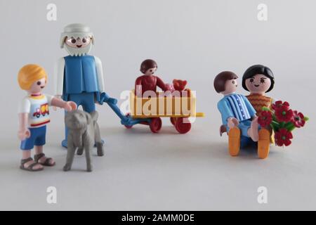 Verschiedene Familienkonstellationen, dargestellt durch Playmobil-Figuren. Im Bild: Patchwork-Familie. [Automatisierte Übersetzung] Stockfoto