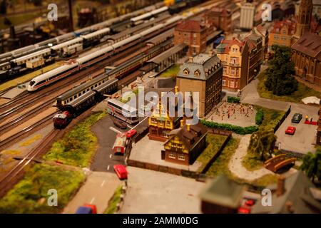 Modelleisenbahnlandschaft im Untergeschoss der Kantine von Kruss Maffei. Mitarbeiter haben in den 60er Jahren einen Verein für Modelleisenbahnen gegründet. Im Laufe der Jahrzehnte entstanden ein Sommer und eine Winterlandschaft liebevoll im Detail. [Automatisierte Übersetzung] Stockfoto