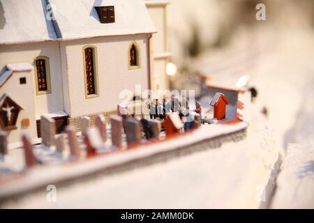 Modelleisenbahnlandschaft im Untergeschoss der Kantine von Kruss Maffei. Mitarbeiter haben in den 60er Jahren einen Verein für Modelleisenbahnen gegründet. Im Laufe der Jahrzehnte entstanden ein Sommer und eine Winterlandschaft liebevoll im Detail. [Automatisierte Übersetzung] Stockfoto