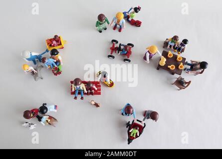 Verschiedene Familienkonstellationen, dargestellt durch Playmobil-Figuren. [Automatisierte Übersetzung] Stockfoto