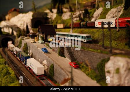 Modelleisenbahnlandschaft im Untergeschoss der Kantine von Kruss Maffei. Mitarbeiter haben in den 60er Jahren einen Verein für Modelleisenbahnen gegründet. Im Laufe der Jahrzehnte entstanden ein Sommer und eine Winterlandschaft liebevoll im Detail. [Automatisierte Übersetzung] Stockfoto