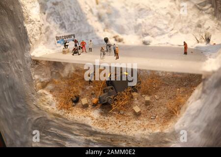 Modelleisenbahnlandschaft im Untergeschoss der Kantine von Kruss Maffei. Mitarbeiter haben in den 60er Jahren einen Verein für Modelleisenbahnen gegründet. Im Laufe der Jahrzehnte entstanden ein Sommer und eine Winterlandschaft liebevoll im Detail. [Automatisierte Übersetzung] Stockfoto