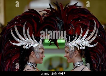 Tänzer der Prinzengarde der Karnevalsgesellschaft Narhalla bei einem Fotoshooting mit Karnevalsfürst und Prinzessin auf dem Dach des Hotels Bayerischer Hof. [Automatisierte Übersetzung] Stockfoto