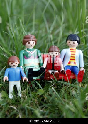 Verschiedene Familienkonstellationen, dargestellt durch Playmobil-Figuren. Im Bild: Regenbogenfamilie, zwei schwule Väter mit Kindern. [Automatisierte Übersetzung] Stockfoto