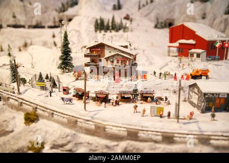 Modelleisenbahnlandschaft im Untergeschoss der Kantine von Kruss Maffei. Mitarbeiter haben in den 60er Jahren einen Verein für Modelleisenbahnen gegründet. Im Laufe der Jahrzehnte entstanden ein Sommer und eine Winterlandschaft liebevoll im Detail. [Automatisierte Übersetzung] Stockfoto