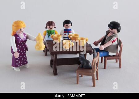 Verschiedene Familienkonstellationen, dargestellt durch Playmobil-Figuren. Im Bild: Klassische Familie (Vater, Mutter, Kind). [Automatisierte Übersetzung] Stockfoto