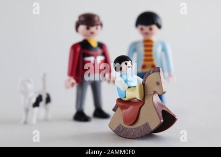 Verschiedene Familienkonstellationen, dargestellt durch Playmobil-Figuren. Im Bild: Adoptivfamilie. [Automatisierte Übersetzung] Stockfoto