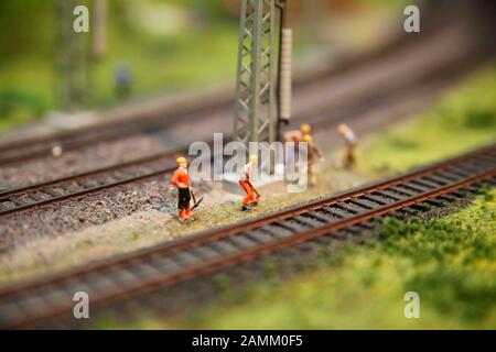 Modelleisenbahnlandschaft im Untergeschoss der Kantine von Kruss Maffei. Mitarbeiter haben in den 60er Jahren einen Verein für Modelleisenbahnen gegründet. Im Laufe der Jahrzehnte entstanden ein Sommer und eine Winterlandschaft liebevoll im Detail. [Automatisierte Übersetzung] Stockfoto