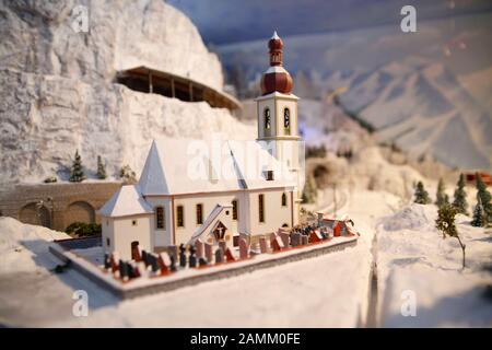 Modelleisenbahnlandschaft im Untergeschoss der Kantine von Kruss Maffei. Mitarbeiter haben in den 60er Jahren einen Verein für Modelleisenbahnen gegründet. Im Laufe der Jahrzehnte entstanden ein Sommer und eine Winterlandschaft liebevoll im Detail. [Automatisierte Übersetzung] Stockfoto