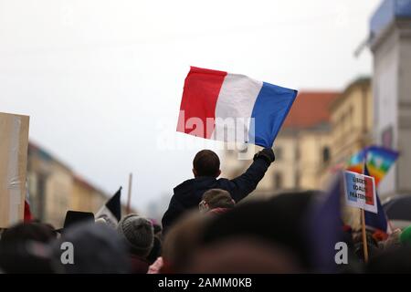 Mehr als 3000 Menschen gedenken an die Opfer des Terroranschlags auf die Pariser Satirezeitschrift "Charlie Hebdo" bei einer spontanen Mahnwache des Vereins démocratiques des Français de München auf dem Münchner Odeonsplatz. [Automatisierte Übersetzung] Stockfoto