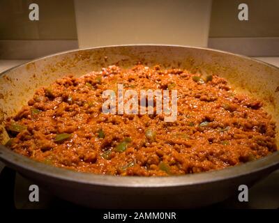 Hausgemachte Spaghetti Sauce in der Pfanne. Es besteht aus Hackfleisch, zerkleinerten Tomaten und Paprika. Es ist der wichtigste Teil der Spaghetti Bolognese. Stockfoto