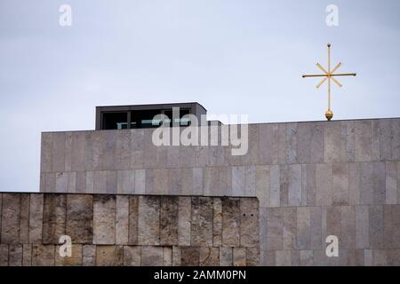 Begegnung der Religionen auf dem Jakobsplatz: Auf dem Bild scheint das Kreuz auf dem Dach des katholischen Klosters der Armen Schulschwestern auf dem flachen Dach des davor gelegenen jüdischen Gemeindezentrums zu stehen. Im Vordergrund die Ohel-Jakob-Synagoge. [Automatisierte Übersetzung] Stockfoto