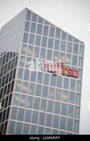 Schriftzug des Hauptmieters "Fujitsu" auf dem Büroturm "Highlight Towers" in Parkstadt Schwabing. [Automatisierte Übersetzung] Stockfoto