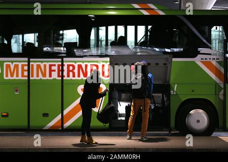 Die Fahrgäste steigen in einen Fernbus der Firma 'Mein Fernbus' im zentralen Busbahnhof (ZOB) an der Münchner Hackerbrücke ein. [Automatisierte Übersetzung] Stockfoto