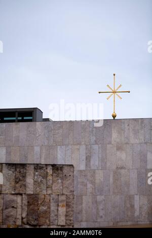 Begegnung der Religionen auf dem Jakobsplatz: Auf dem Bild scheint das Kreuz auf dem Dach des katholischen Klosters der Armen Schulschwestern auf dem flachen Dach des davor gelegenen jüdischen Gemeindezentrums zu stehen. Im Vordergrund die Ohel-Jakob-Synagoge. [Automatisierte Übersetzung] Stockfoto