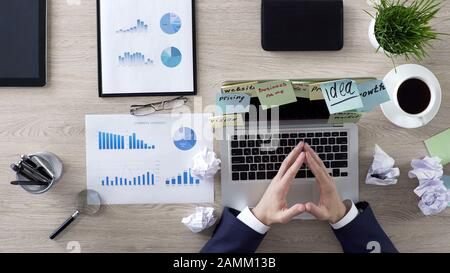 Business in Suit Denken Sie an die Unternehmensentwicklung am Arbeitsplatz, Draufsicht Stockfoto