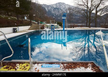 Freiluft-Badebereich des Familienbades "Trimini" am Kochelsee, das wegen Sanierungsarbeiten geschlossen wurde. Im Hintergrund die Berge. [Automatisierte Übersetzung] Stockfoto