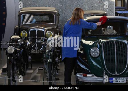 Mittwochs wird im Verkehrszentrum im Verkehrszentrum des Deutschen Museums auf der Theresienhöhe ein Reinigungstag durchgeführt. Das Bild zeigt einen Mitarbeiter, der einen Steyr-Typ 50 ("Baby") aus dem Jahr 1936 (vorne) destaubt. [Automatisierte Übersetzung] Stockfoto