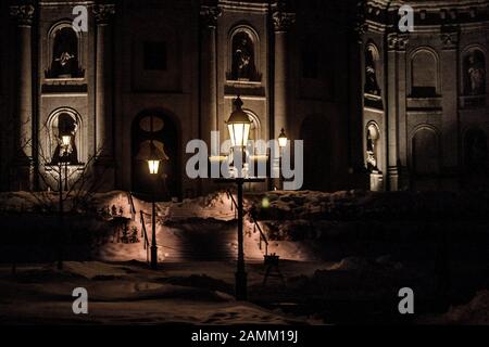 Fassade der Ettaler Kirche im Dunkeln. [Automatisierte Übersetzung] Stockfoto