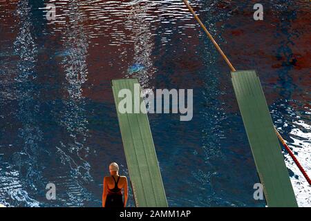 Schwimmerin am Rande des Schwimmbades bei der "Kopf-Trophäe" in der Münchner Olympia-Schwimmhalle. Bei einer der größten Schwimmveranstaltungen in Europa können junge Athleten mit den besten auf ihrem Feld antreten. [Automatisierte Übersetzung] Stockfoto