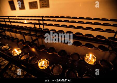 Opferlichter im Vorraum der Kirche des Klosters Ettal. [Automatisierte Übersetzung] Stockfoto